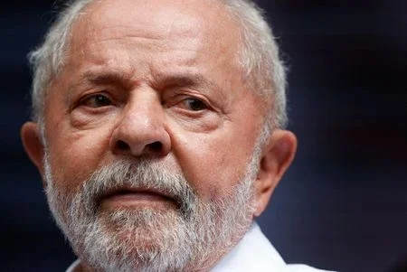 Lula desembarca em Londres para participar de coroação do Rei Charles III