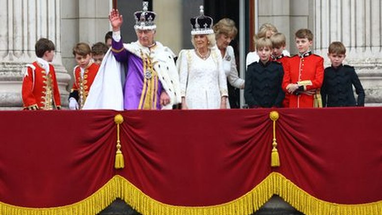 Rei Charles aparece acompanhado de membros da realeza na varanda do Palácio de Buckingham