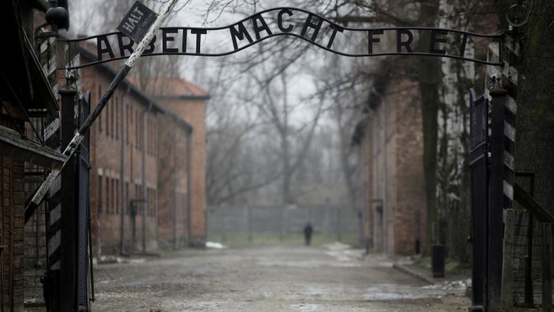 Sobreviventes do Holocausto participam de Marcha dos Vivos virtual em Auschwitz