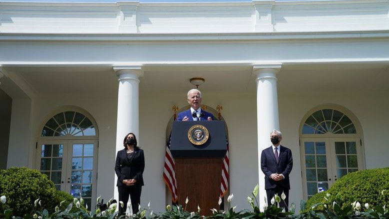 Biden anuncia medidas para limitar "armas fantasmas" e apoia lei de rastreio