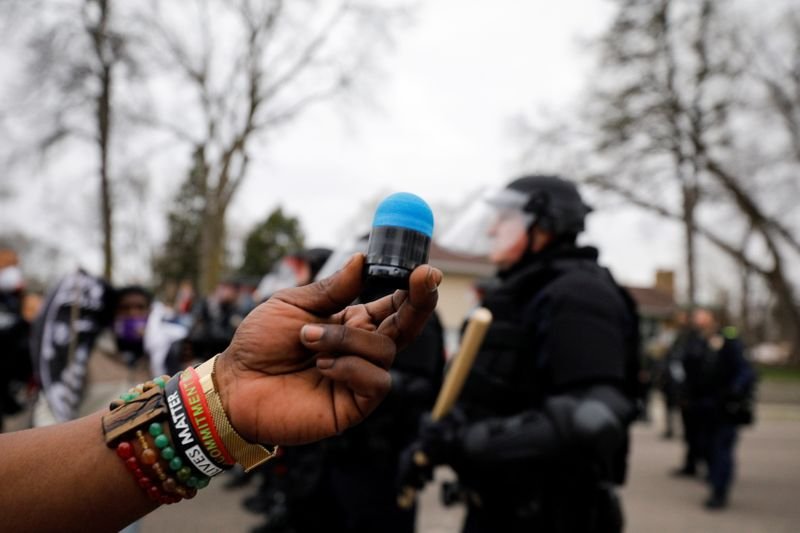 Protestos irrompem após polícia balear negro em mineápolis