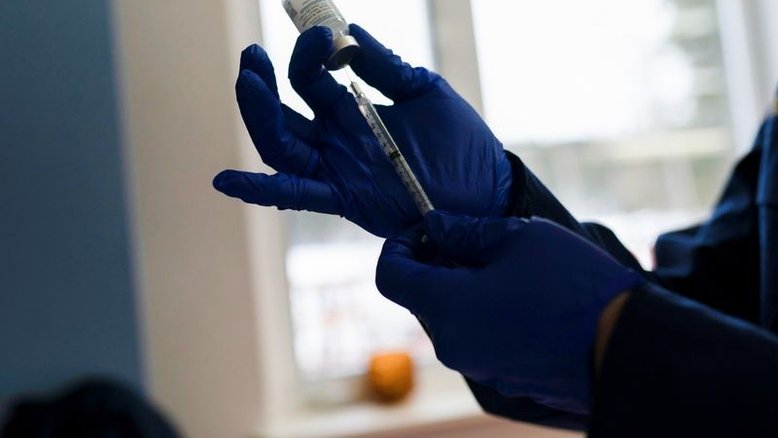 EUA têm doses de sobra para manter ritmo de imunizações mesmo com pausa em vacina da J&J