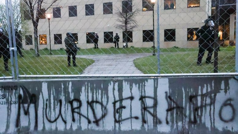Policial que matou homem negro em Minnesota e seu chefe se demitem