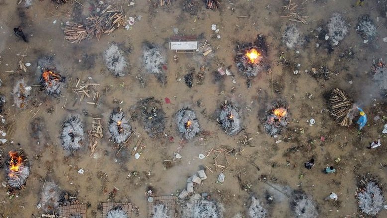 Inundada por mortes de Covid-19, capital da Índia inicia cremações em massa