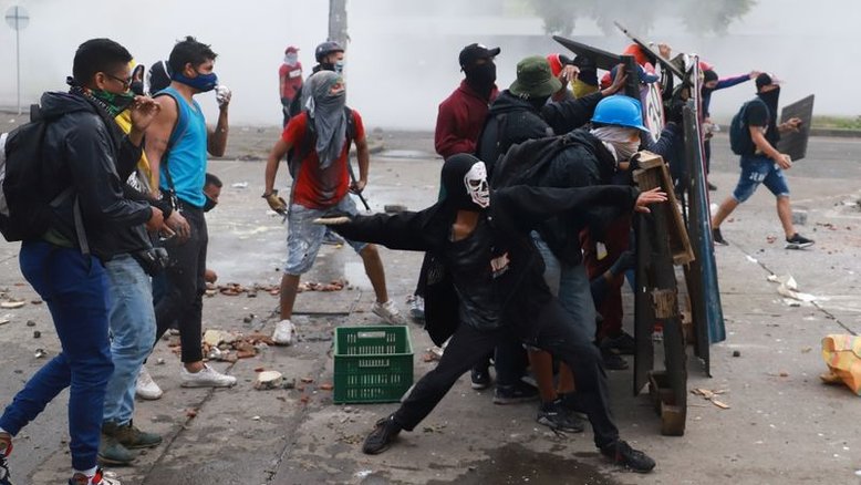 Número de mortos em protestos na Colômbia aumenta; ONU e UE pedem calma