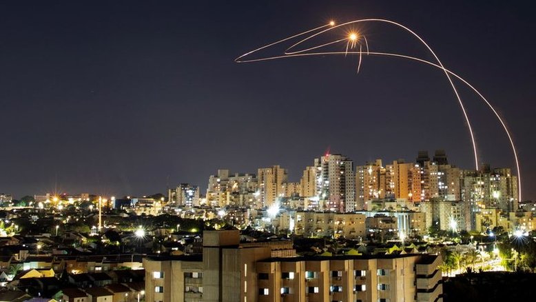 Israel bombardeia Gaza para conter militantes palestinos, mas disparos de foguetes continuam