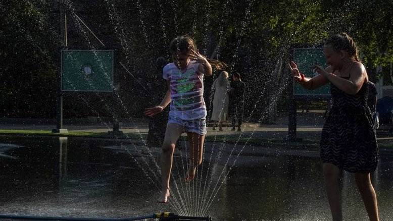 Calor quase recorde em Moscou faz russos correrem para lagos