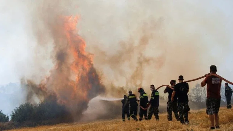 Milhares fogem na Grécia enquanto incêndios florestais varrem Mediterrâneo