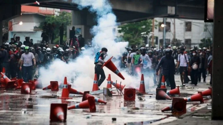 Polícia da Tailândia entra em confronto com manifestantes em protesto de milhares contra o governo
