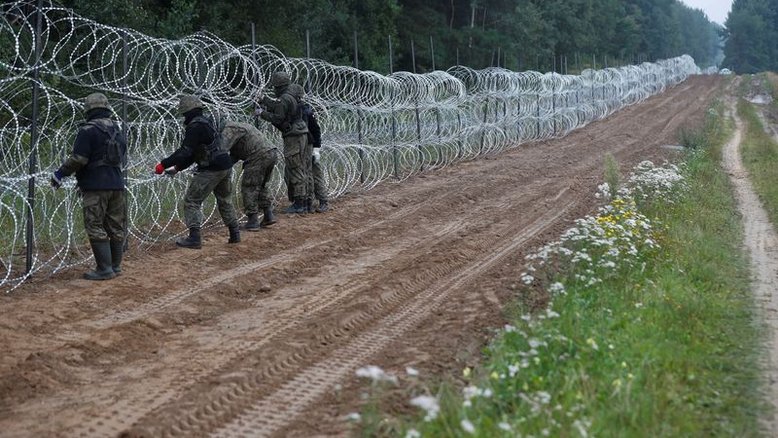 Polônia ergue cerca para deter imigrantes na fronteira leste da UE