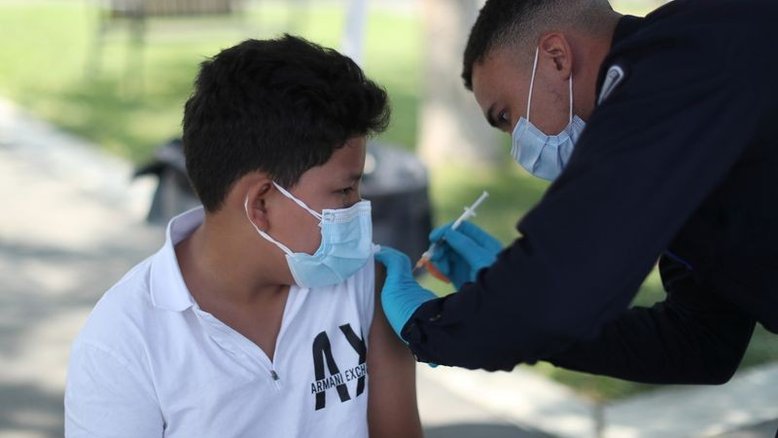 Metade das pessoas de 12 a 17 anos dos EUA recebeu ao menos uma dose de vacina contra Covid
