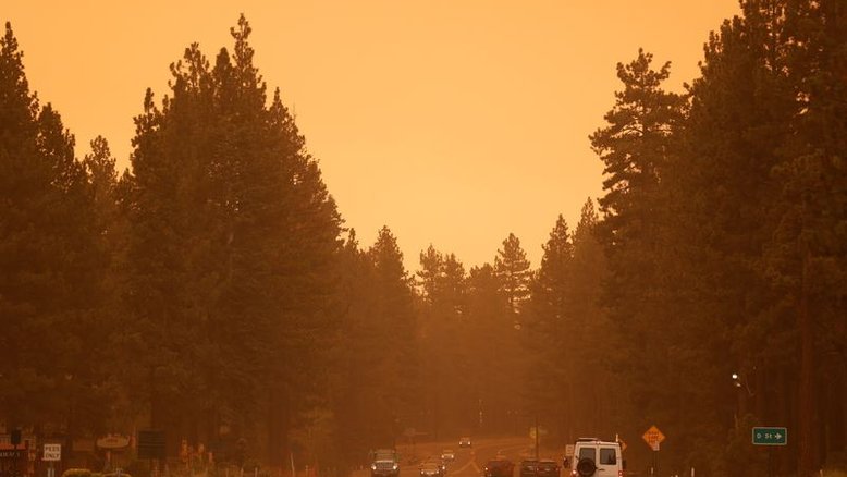 Incêndio se aproxima de Lake Tahoe e moradores e turistas correm para deixar área