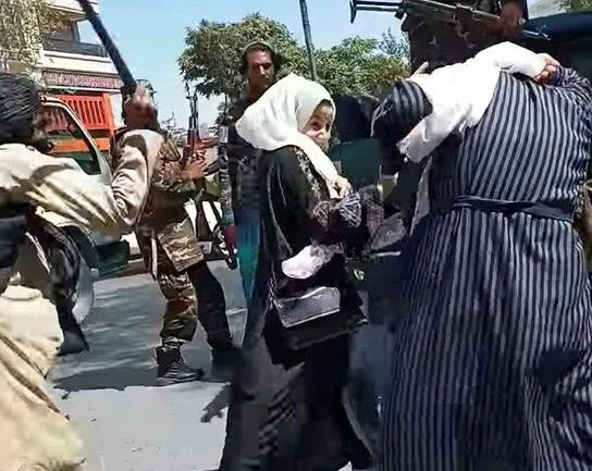 Taliban descumpre promessas sobre direitos das mulheres, diz ONU