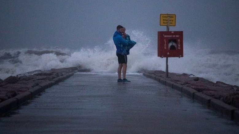 Nicholas vira tempestade tropical e leva chuva forte ao Texas e à Louisiana