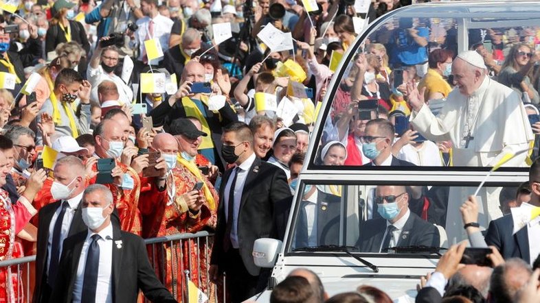 Não explorem a religião na política, pede papa em visita à Eslováquia