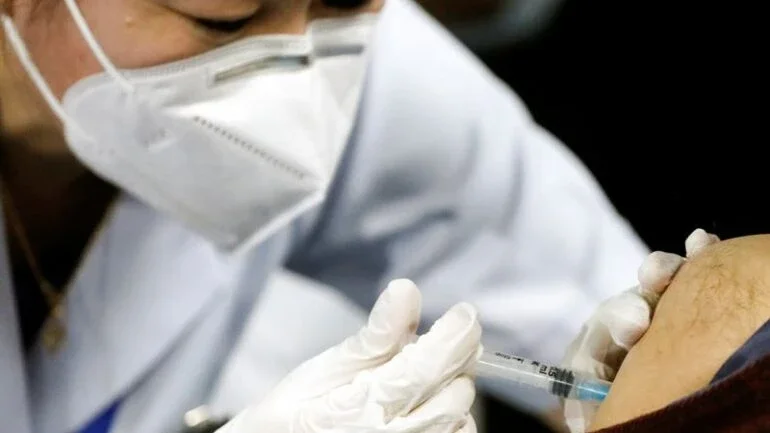China deveria cogitar vacinação de crianças menores de 12 anos contra Covid, diz especialista