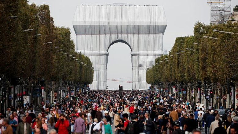 Parisienses ocupam a Champs-Elysees em dia sem carro na capital francesa