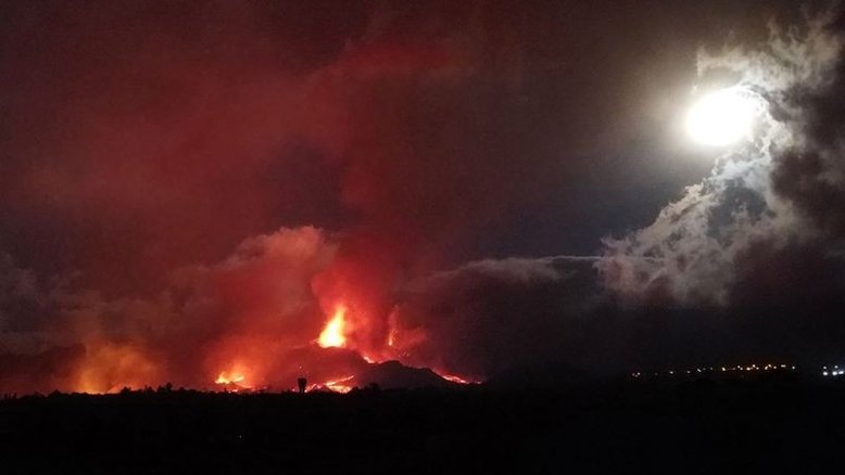 Lava de vulcão das Ilhas Canárias força mais retiradas