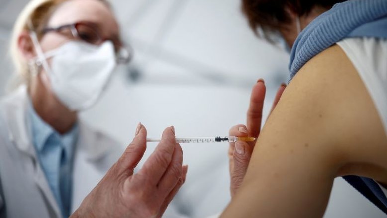 UE diz que pessoas inoculadas com vacina da AstraZeneca deveriam poder viajar aos EUA