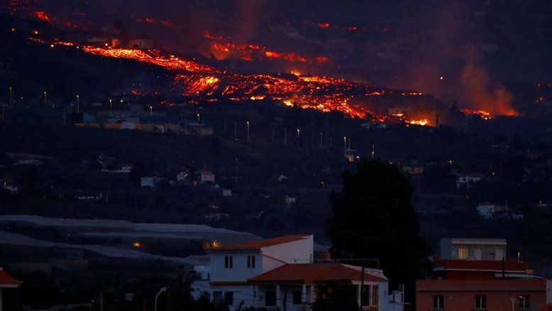Vulcão nas Ilhas Canárias continua em erupção e lança lava em direção ao mar