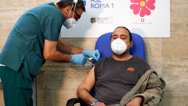 Italianos podem receber dose de reforço contra Covid-19 em 2022, diz assessor