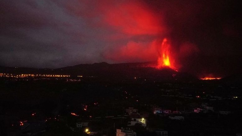 Vulcão de La Palma lança lava nos céus e mantém milhares longe de casa