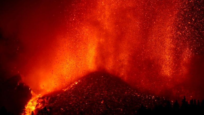 Casal alemão se refugia em barco para escapar de lava de vulcão em La Palma