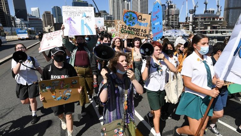 Jovens sentem culpa, tristeza e ansiedade com futuro do clima