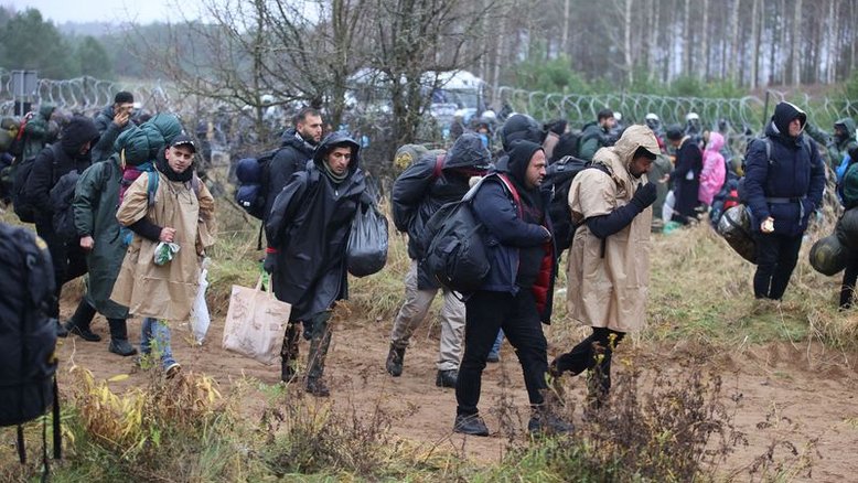 Centenas de imigrantes seguem retidos na fronteira entre Polônia e Belarus, há temores de confrontos