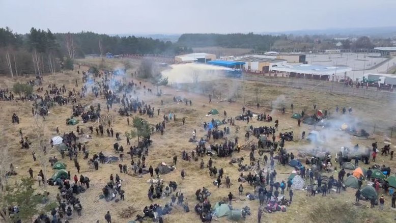 Polônia usa canhões de água contra imigrantes munidos de pedras na fronteira
