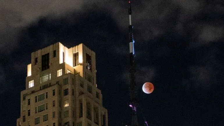 Eclipse lunar chamado de "Lua de Sangue" deslumbra os céus noturnos