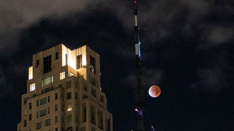 Eclipse lunar chamado de "Lua de Sangue" deslumbra os céus noturnos