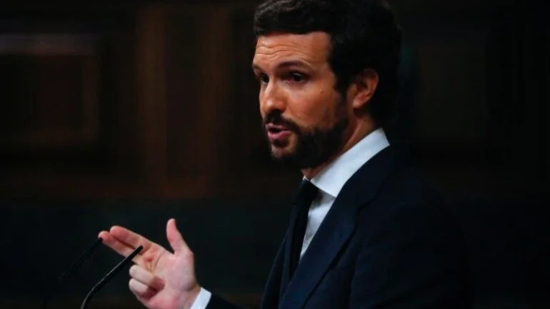 Líder opositor da Espanha é questionado por comparecer a missa para Franco