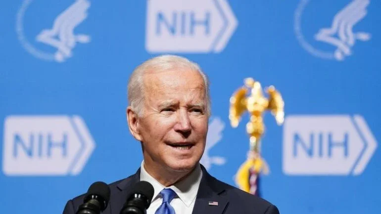 Para combater Ômicron, Biden adiciona regras de viagem e testes de Covid gratuitos