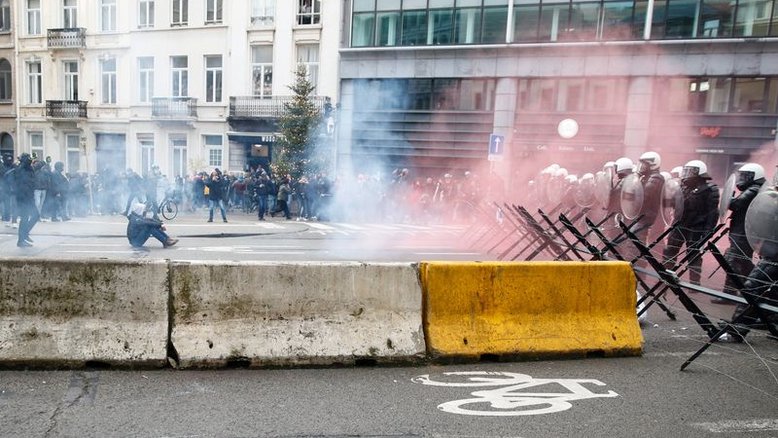 Protesto contra restrições do coronavírus se torna violento em Bruxelas