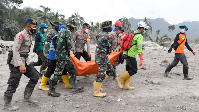Vulcão da Indonésia retoma erupção e mortos chegam a 22