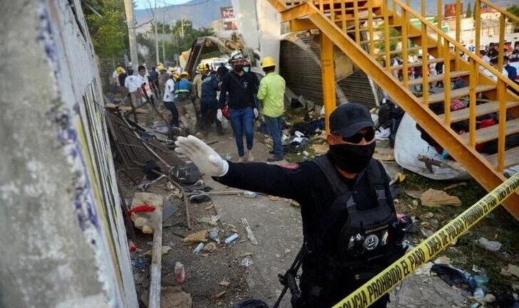 Acidente com caminhão lotado de imigrantes deixa 54 mortos no México