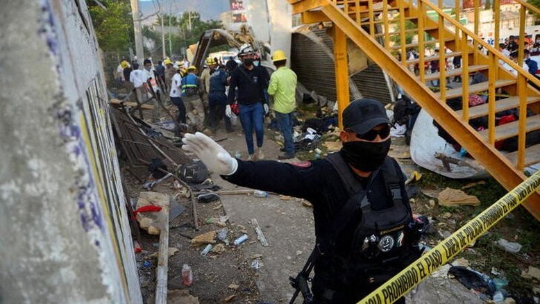 Acidente com caminhão lotado de imigrantes deixa 54 mortos no México