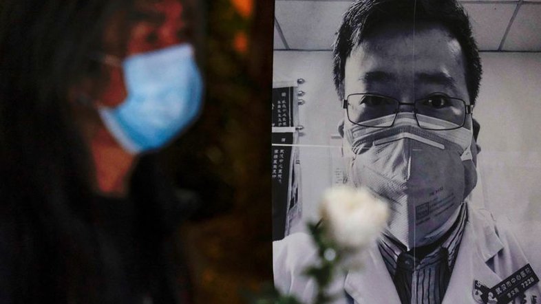Médico chinês que revelou primeiros casos e morreu de Covid-19 é lembrado 2 anos depois