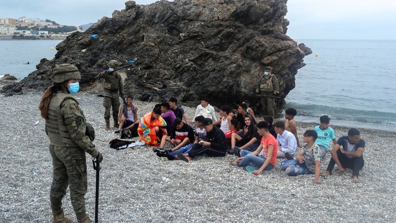 Espanha envia tropas a Ceuta após chegada de milhares de imigrantes do Marrocos pelo mar