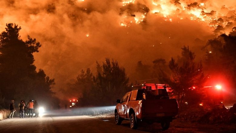 Grécia esvazia mais vilarejos enquanto incêndio florestal se espalha para região de Ática