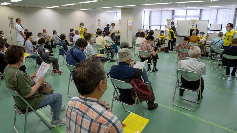 Japão abre centros de vacinação em massa para idosos antes da Olimpíada