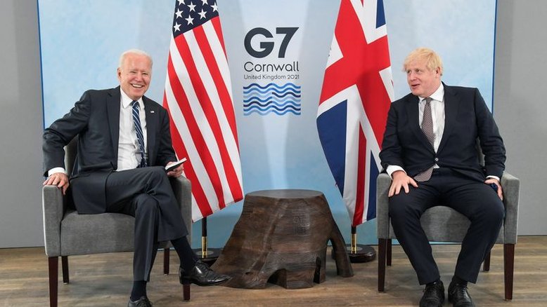 Premiê britânico saúda Biden como "um grande sopro de ar fresco"