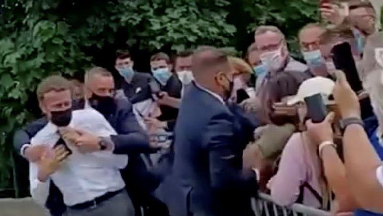 Corte francesa condena homem que deu tapa em Macron a 4 meses de prisão