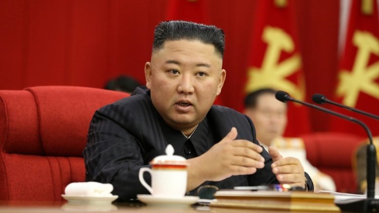Kim Jong Un diz que Coreia do Norte deve se preparar para "diálogo e confronto" com EUA