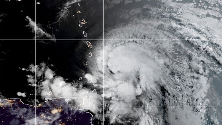 Furacão Elsa corta energia e danifica casas em Barbados