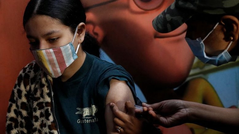 Índia vacina 3,8 milhões de adolescentes em novo impulso em vacinação contra Covid-19