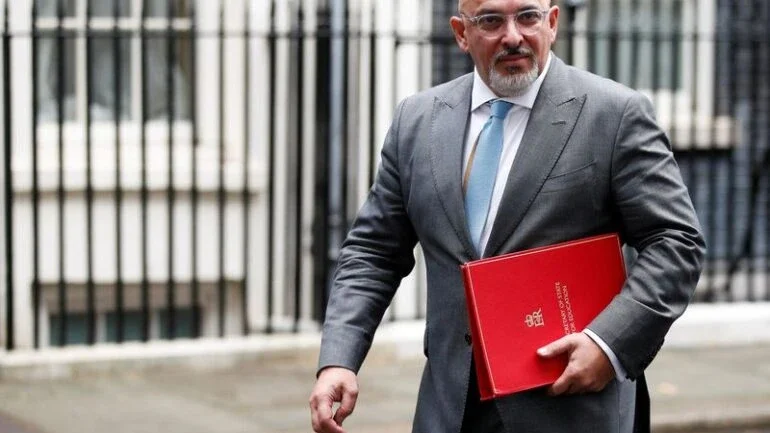 Ômicron está se espalhando entre pessoas acima de 50 anos, diz ministro britânico