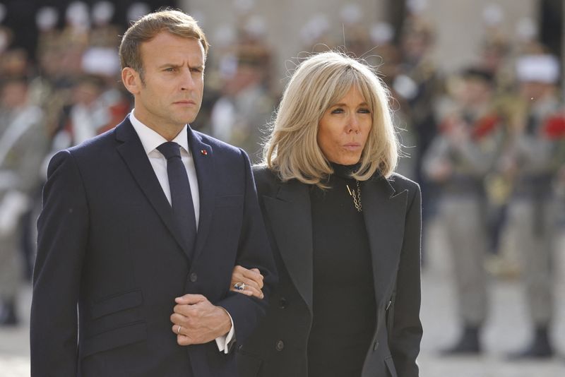 Brigitte Macron diz não saber sobre planos do marido para reeleição