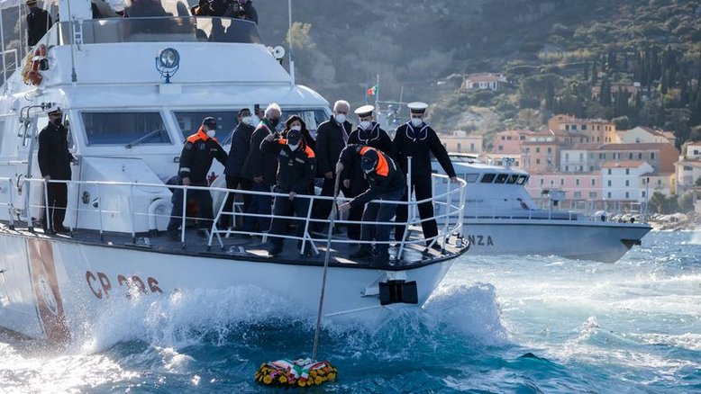 Dez anos depois, naufrágio do Costa Concordia ainda assombra sobreviventes e moradores